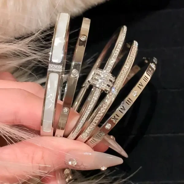 ⁦سوار نسائي مطلي بالذهب عيار 18 من الفولاذ المقاوم للصدأ، تصميم بسيط ولامع، مقاوم للماء، يناسب الإطلالات اليومية والمناسبات الخاصة.⁩ - الصورة ⁦6⁩